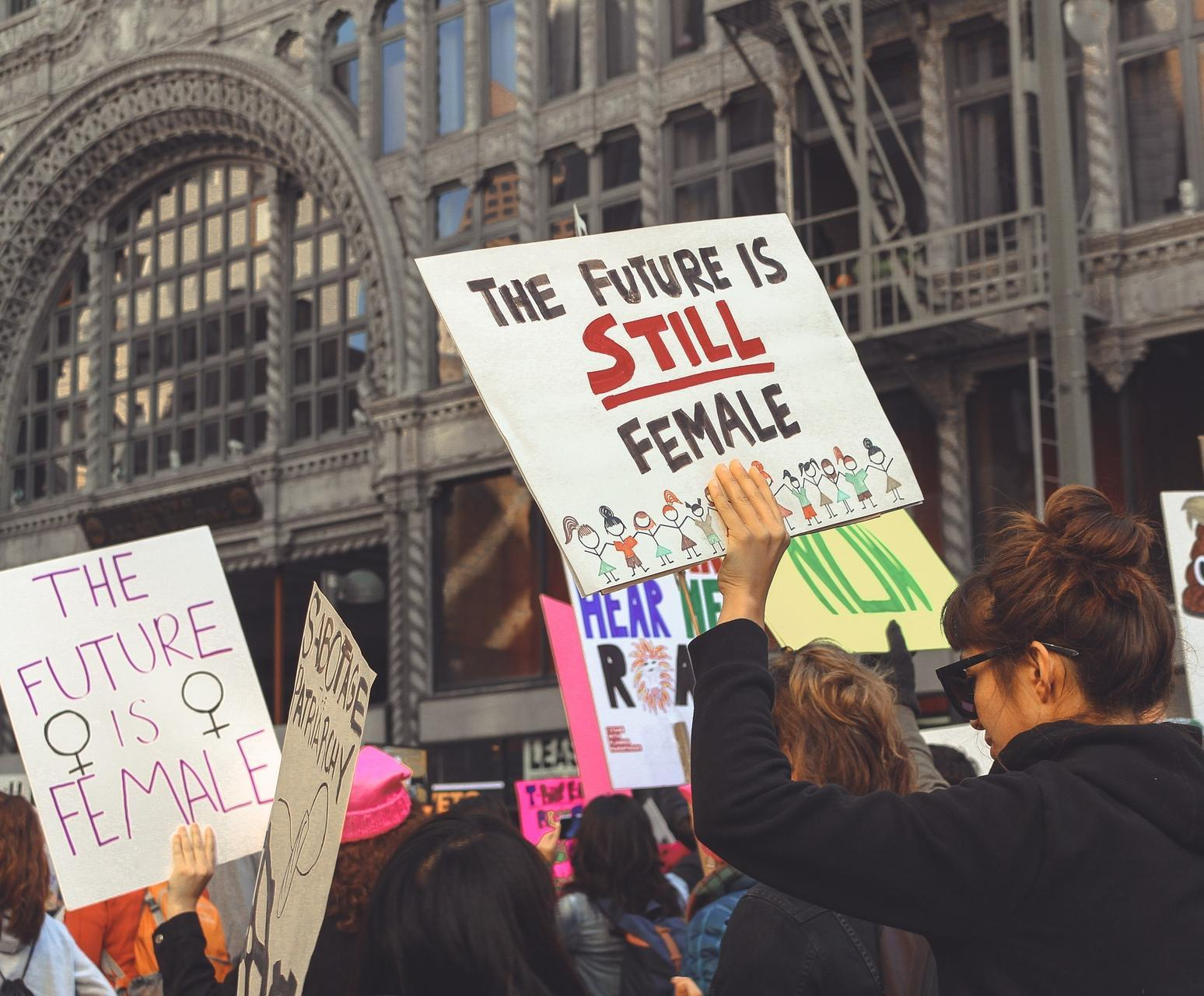 Menschen auf einem Protest, auf einem Plakat der Slogan "The future is still female"